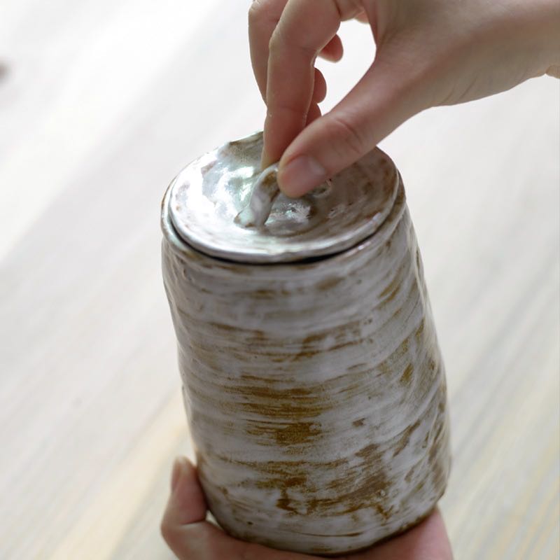Caja de té inspirada en cerámica antigua hecha a mano en blanco y negro