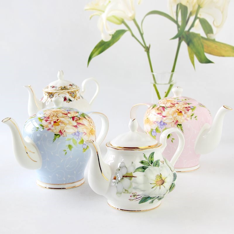 Deléitese con la elegancia atemporal con nuestra tetera de porcelana china de hueso europeo: perfecta para el té de la tarde y el entretenimiento